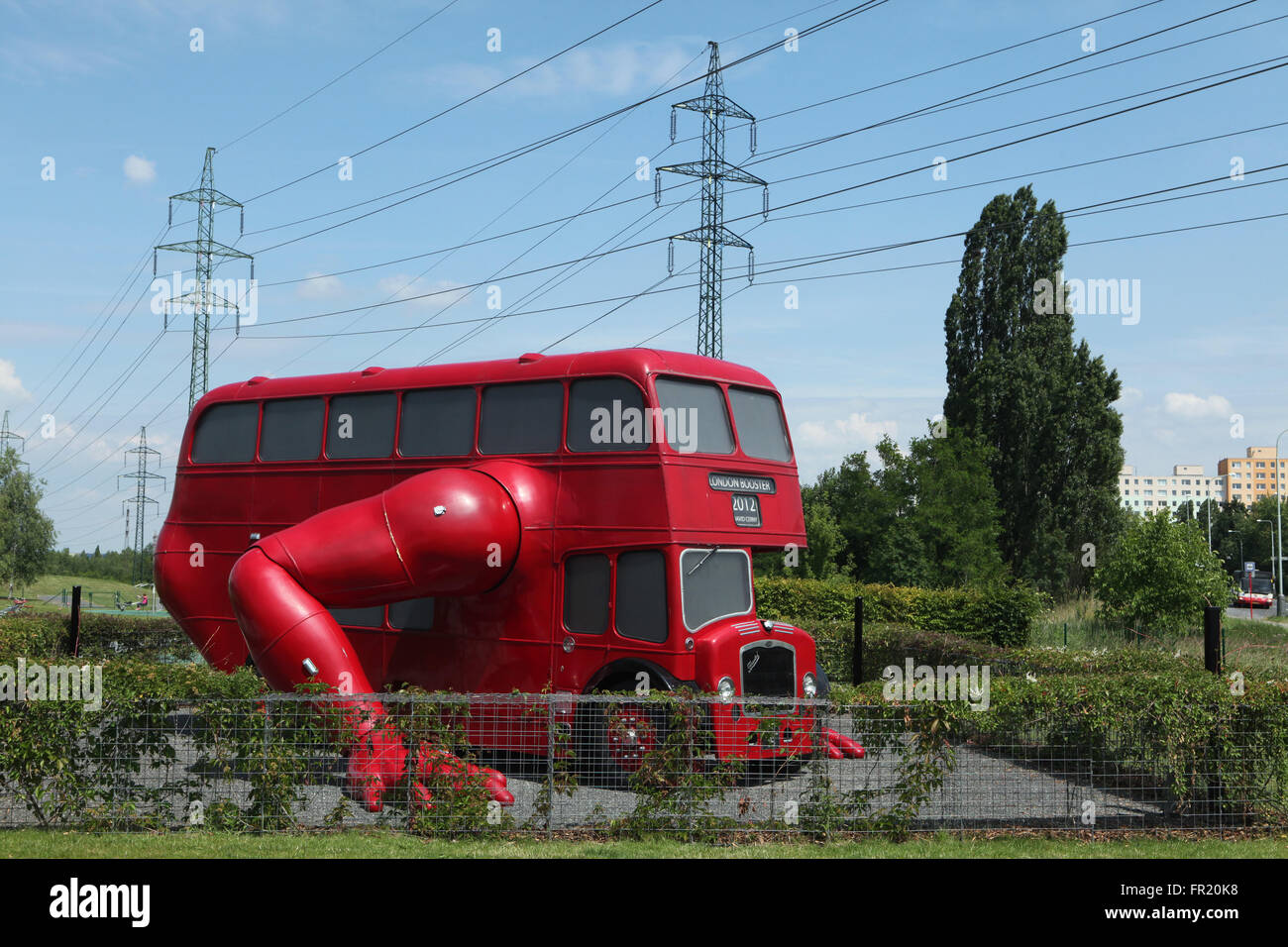 Kunst-Installation erstellte London Booster (2012) von tschechischen bildenden Künstler David Cerny gesehen geparkten in Chodau / Bezirk in Prag, Tschechien. Berühmte Kunstinstallation London Booster entstand durch David Cerny aus einem 1957 London-Doppeldecker-Bus für die Olympischen Sommerspiele 2012 in London, Vereinigtes Königreich. Stockfoto