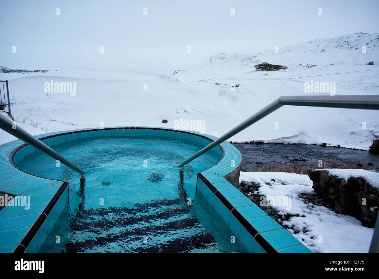 Winterbad in Island Stockfoto