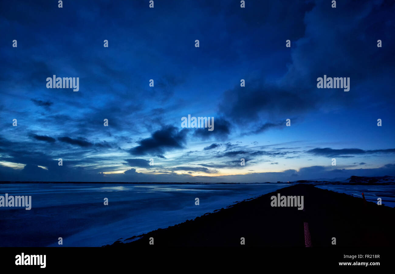 Straßen- und Ozean in Island Stockfoto