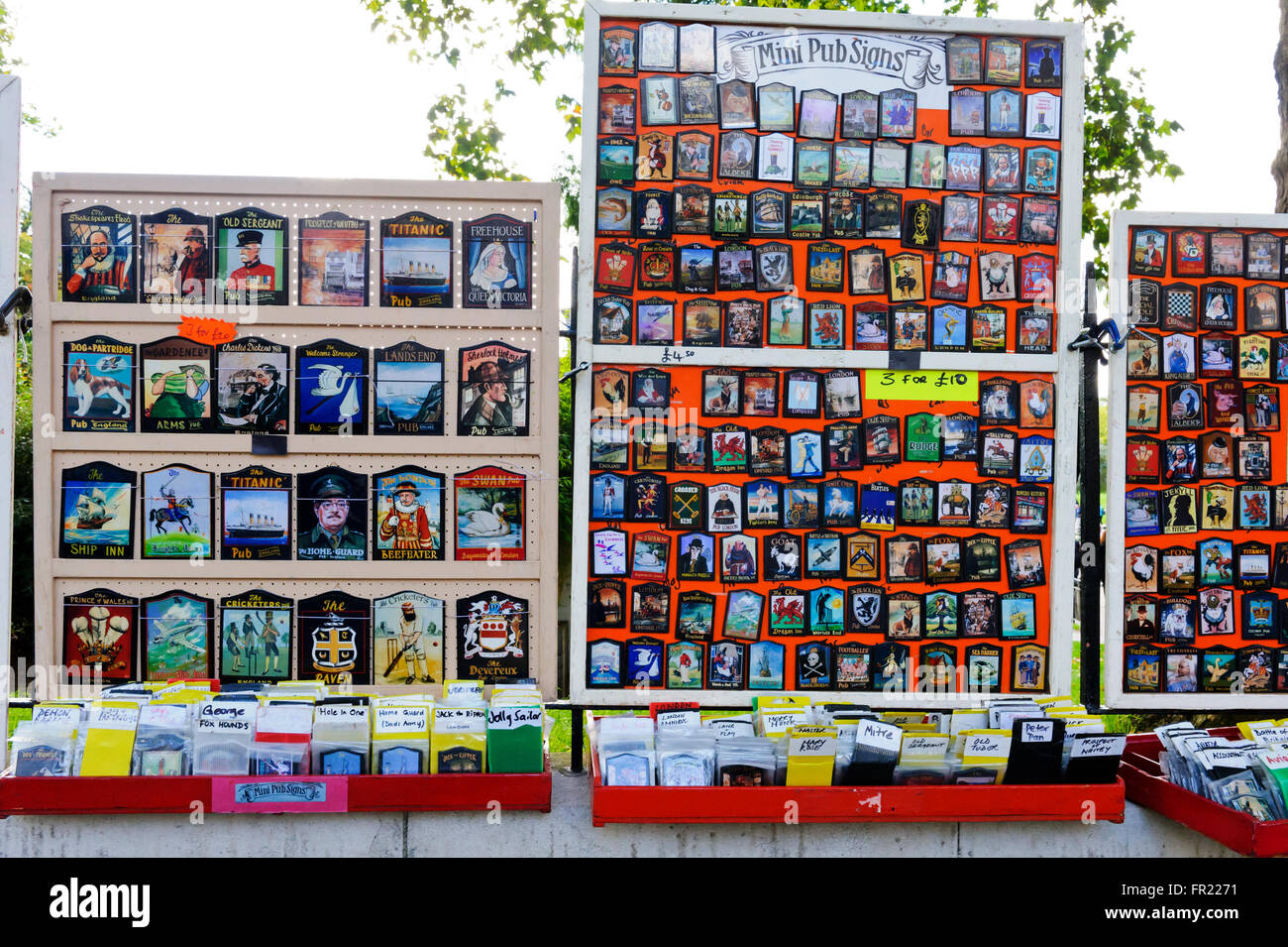 Bunte Kärtchen des Pubs Logos und Namen auf dem Display zum Verkauf entlang Bayswater Road, London, Vereinigtes Königreich. Stockfoto