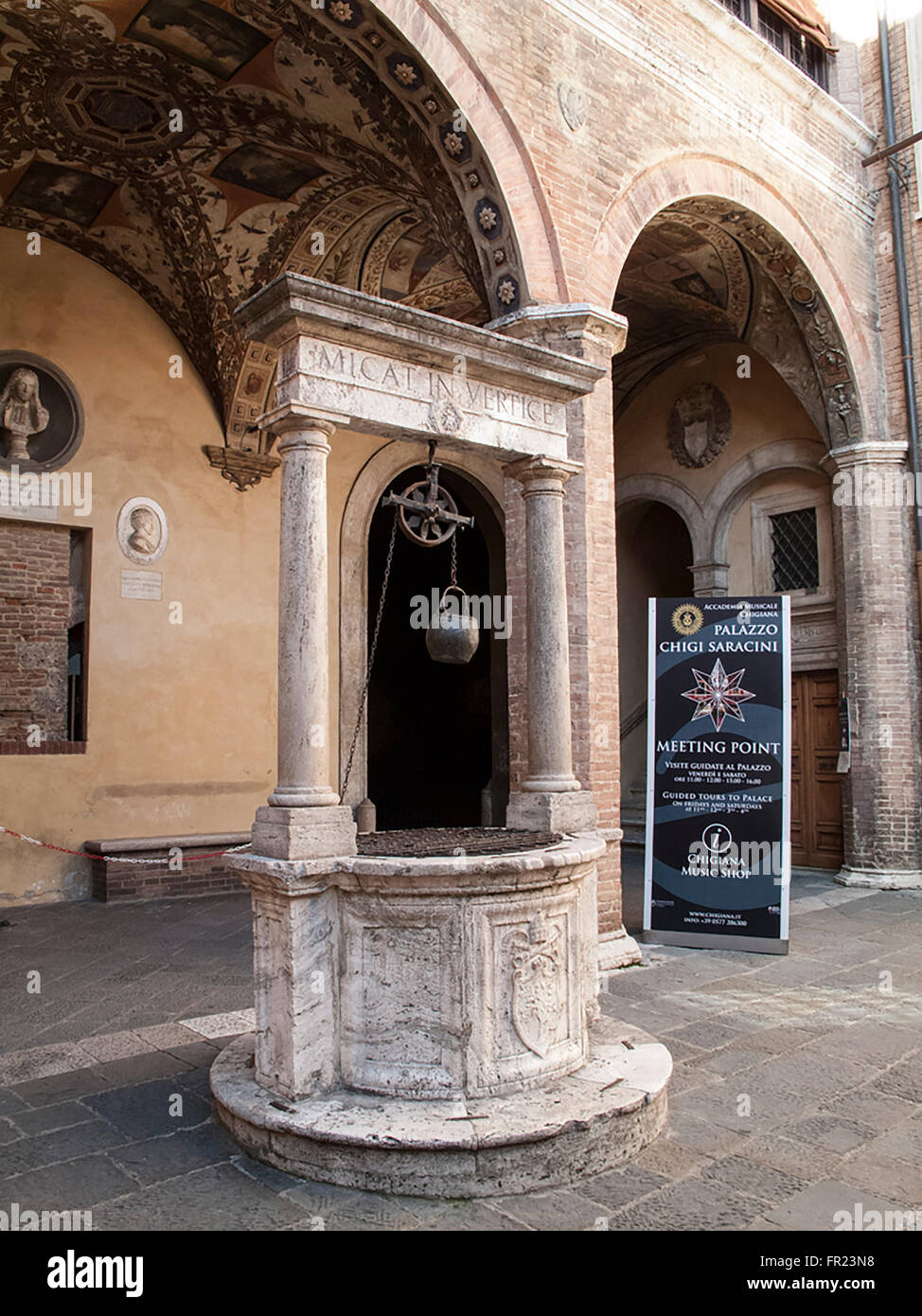 Brunnen vor dem Palazzo Chigi Saracini in Siena in der Toskana in Italien Stockfoto