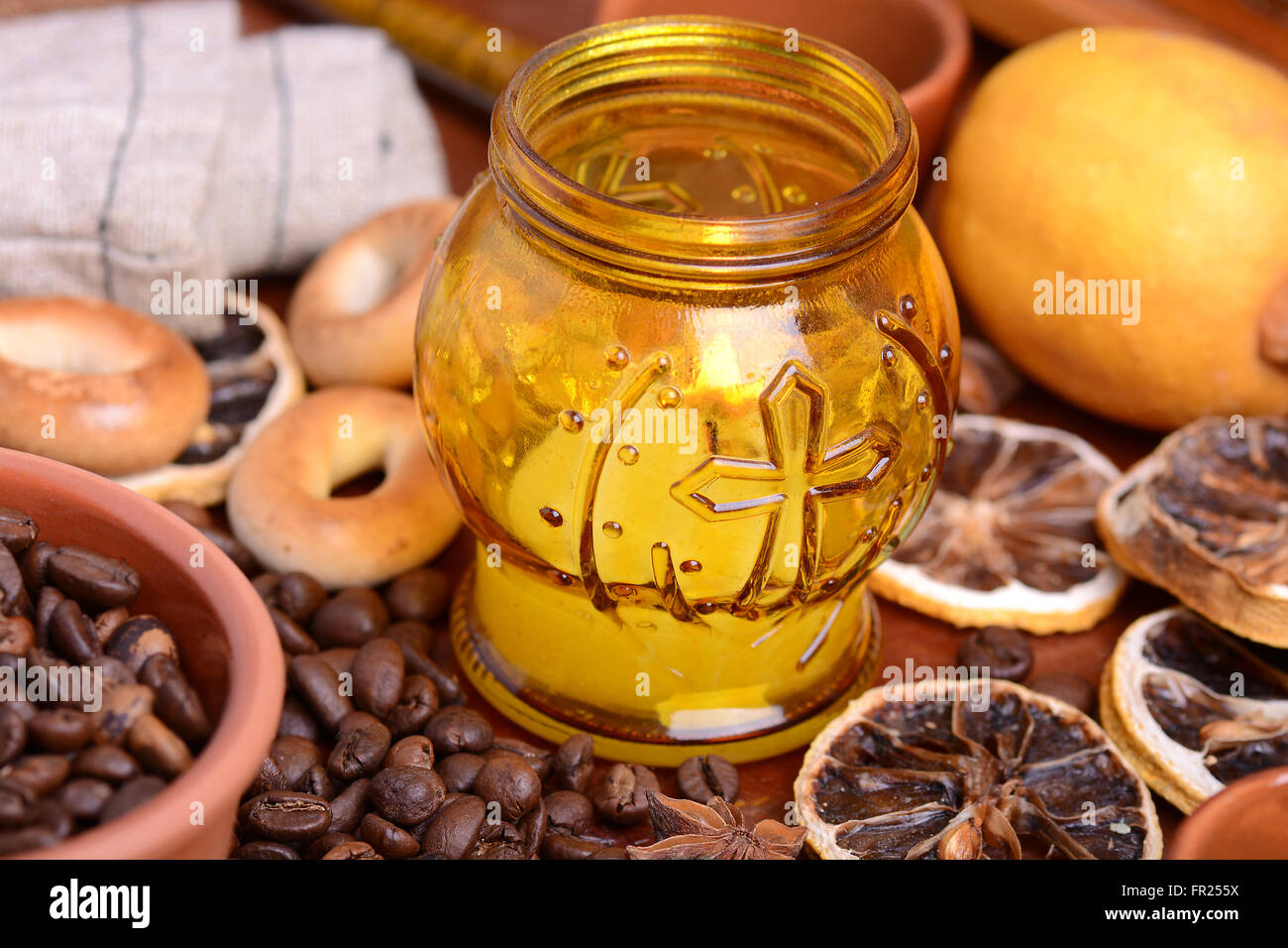 Kaffeebohnen und Kerze Zitrone auf alten Vintage-Hintergrund Stockfoto