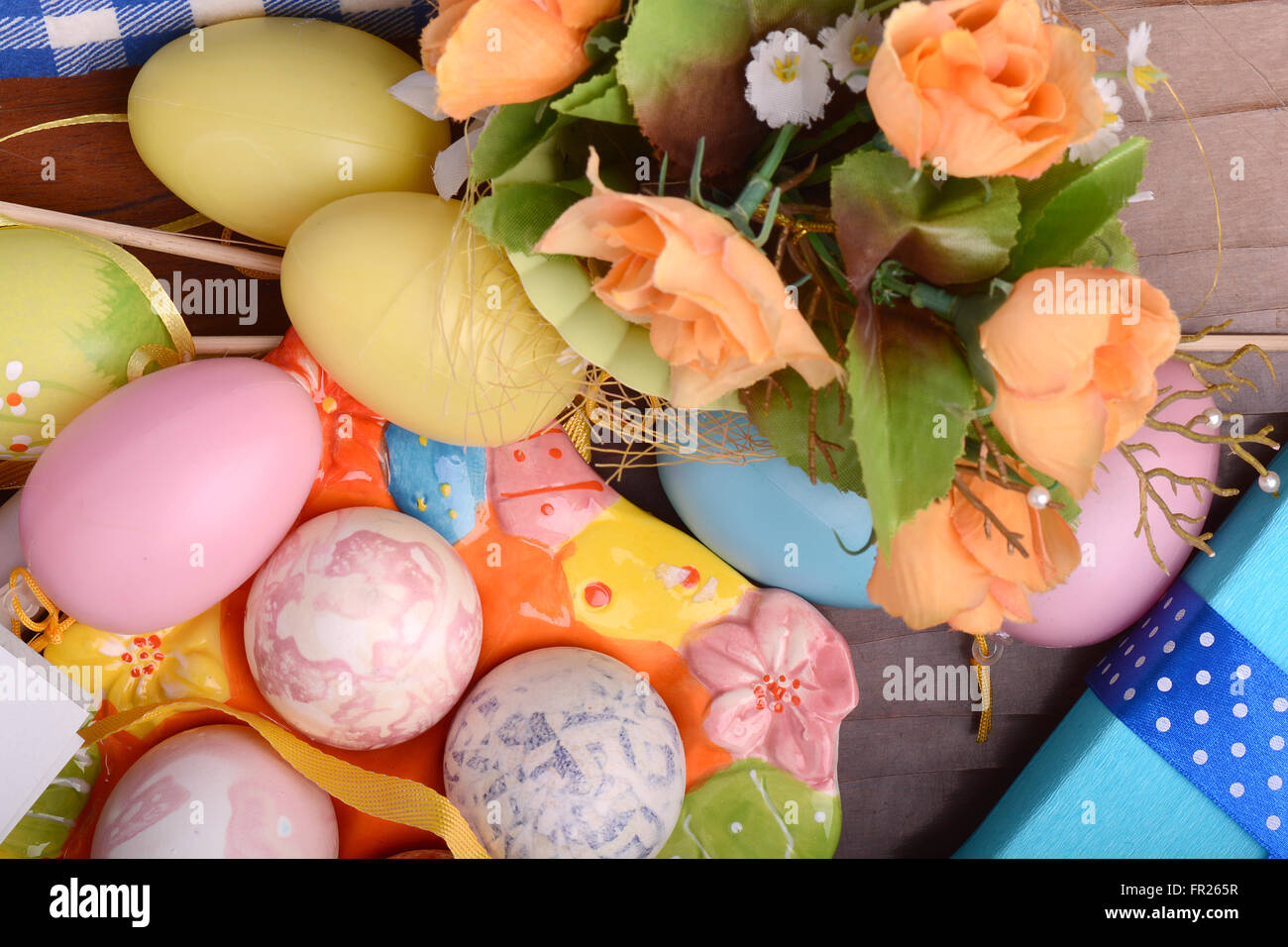 Ostern-Hintergrund mit Eiern, Bändern und Frühlingsdekoration Stockfoto