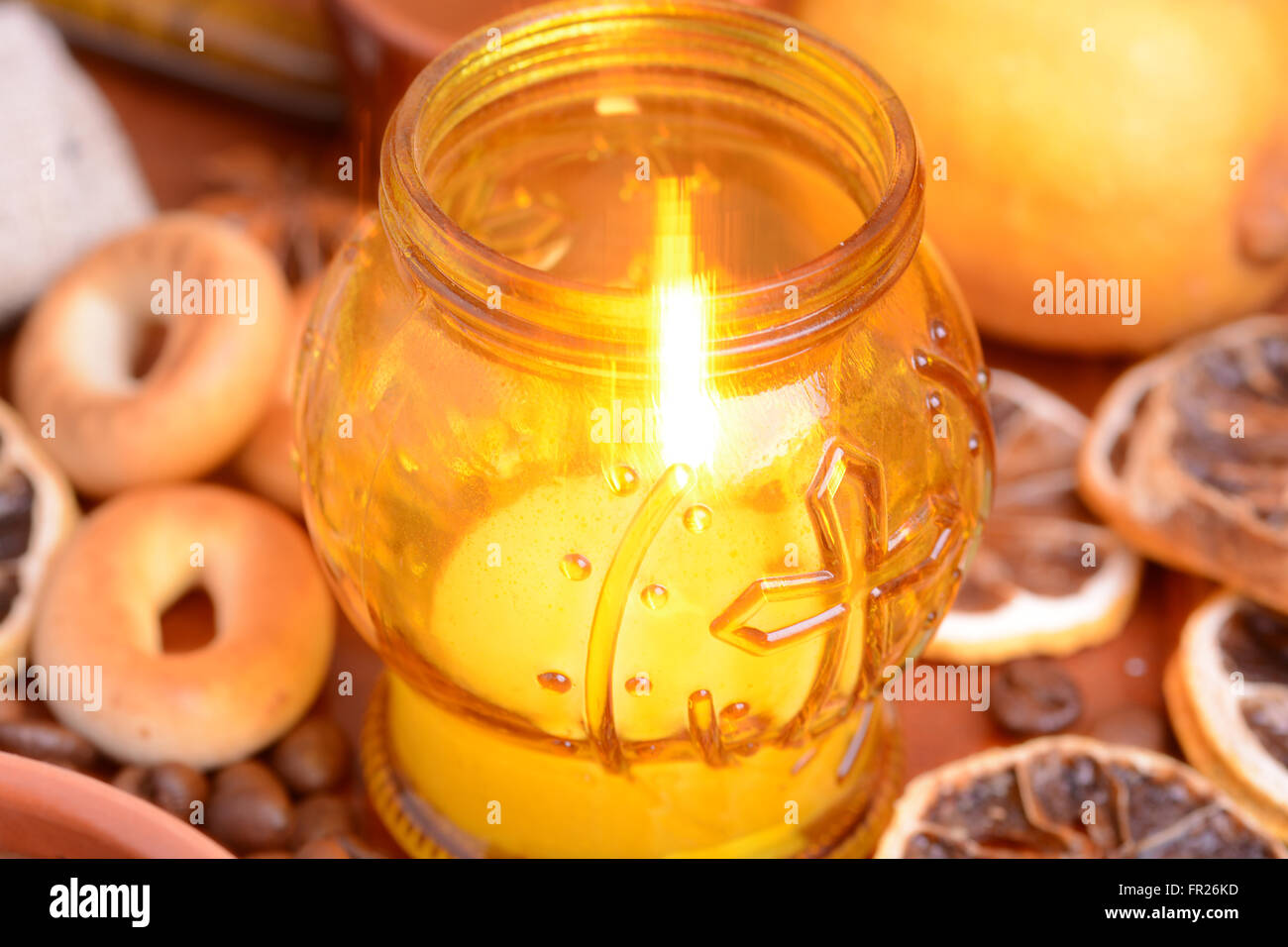 Kaffeebohnen auf einem schwarzen Hintergrund mit Kerze. Rohen Kaffeebohnen und Feuer von Kerze Stockfoto