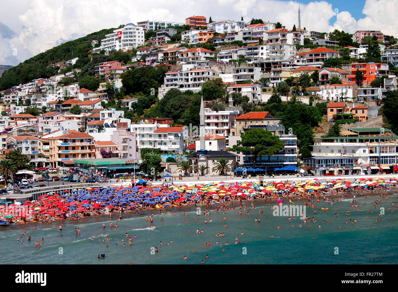 Überfüllten Strand in Ulcinj, Montenegro. Der Strand ist sandig, 375 m lang und es heißt kleine Strand. Stockfoto