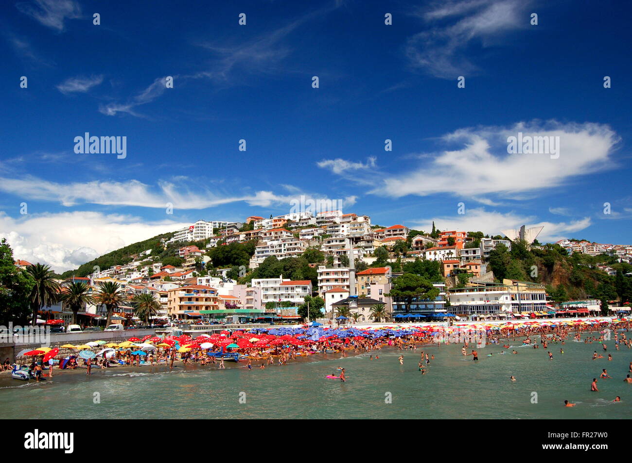 Überfüllten Strand in Ulcinj, Montenegro. Der Strand ist sandig, 375 m lang und es heißt kleine Strand. Stockfoto