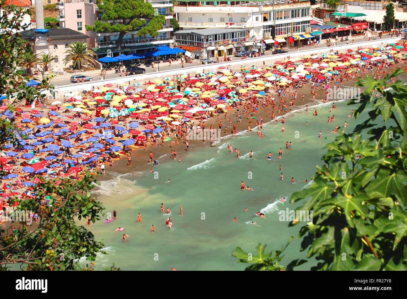 Überfüllten Strand in Ulcinj, Montenegro. Der Strand ist sandig, 375 m lang und es heißt kleine Strand. Stockfoto