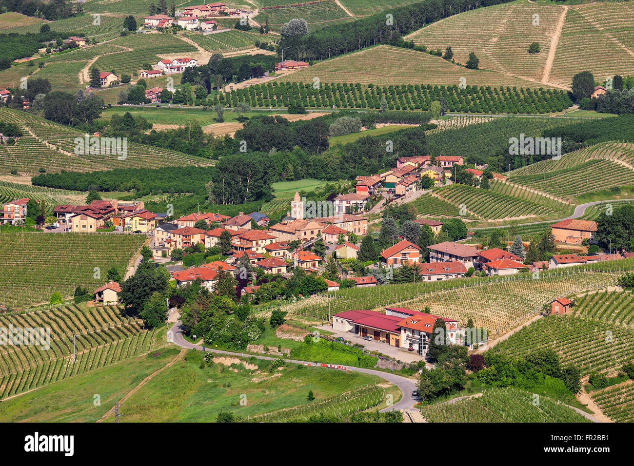 Kleinstadt zwischen grünen Hügeln des Piemont, Norditalien. Stockfoto