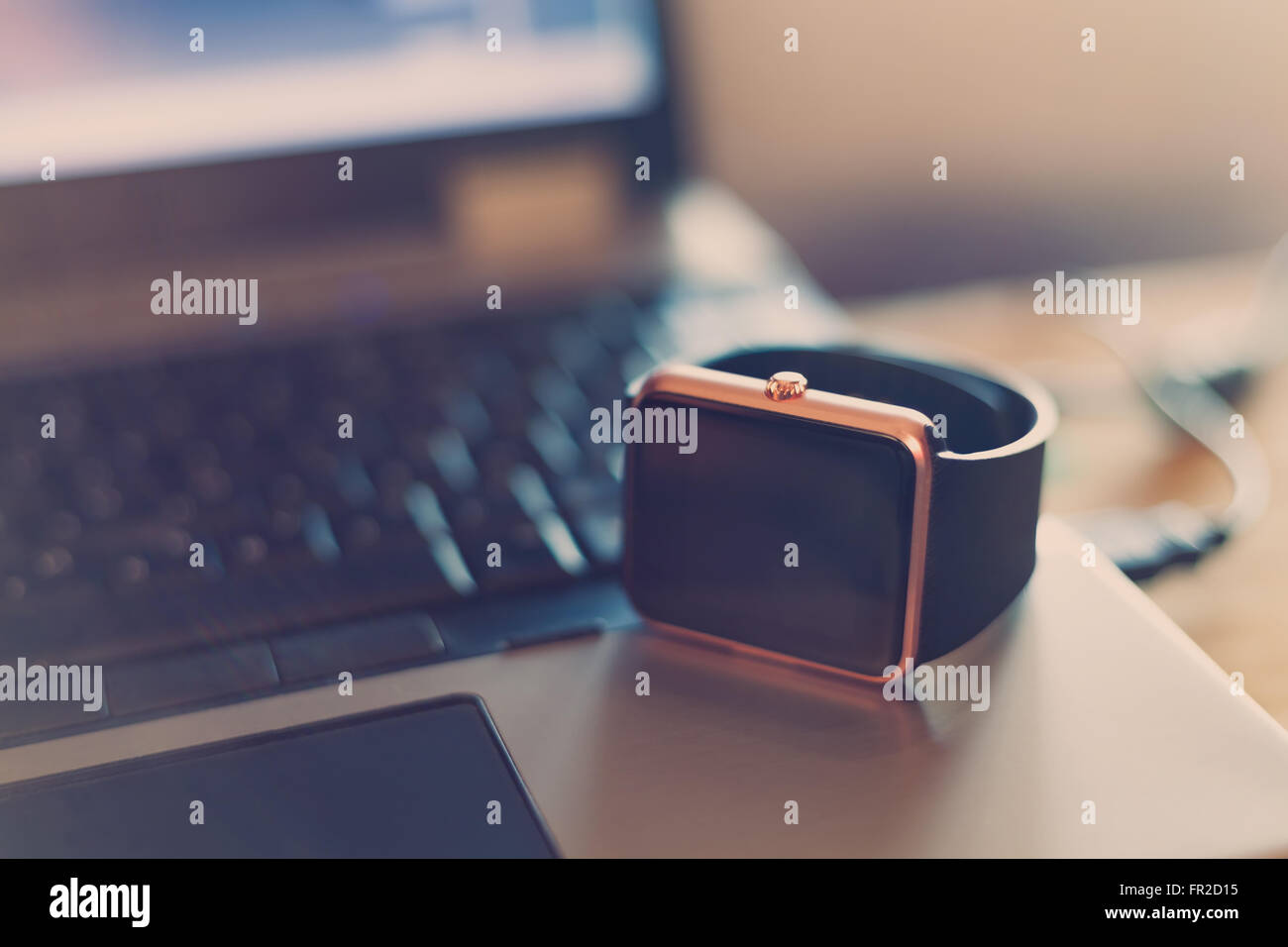 Moderne intelligente Armbanduhr Verlegung auf einem Notebook. Trends neue Technologie, mit der Sie immer Aufenthalt verbunden mit dem internet Stockfoto