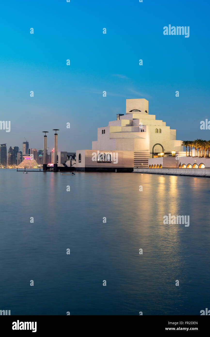 Nachtansicht des Museums für islamische Kunst in Doha Katar Stockfoto
