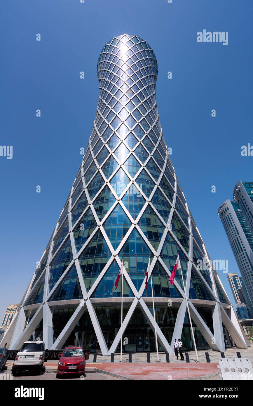 Außenansicht des modernen Wolkenkratzers Tornado Tower in Doha Katar Stockfoto