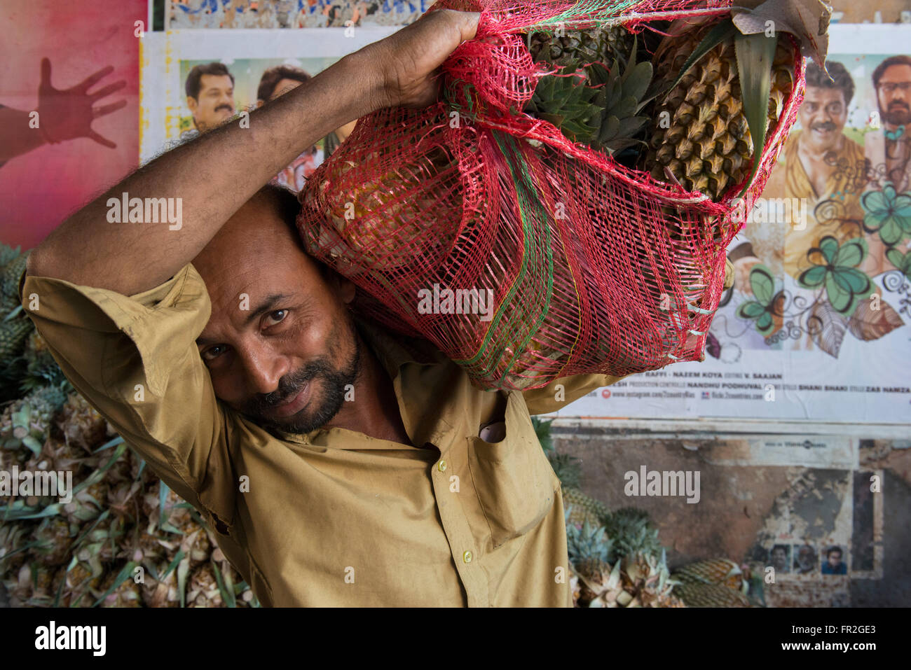 Mann mit Ananas auf dem Markt, Kollam Stockfoto