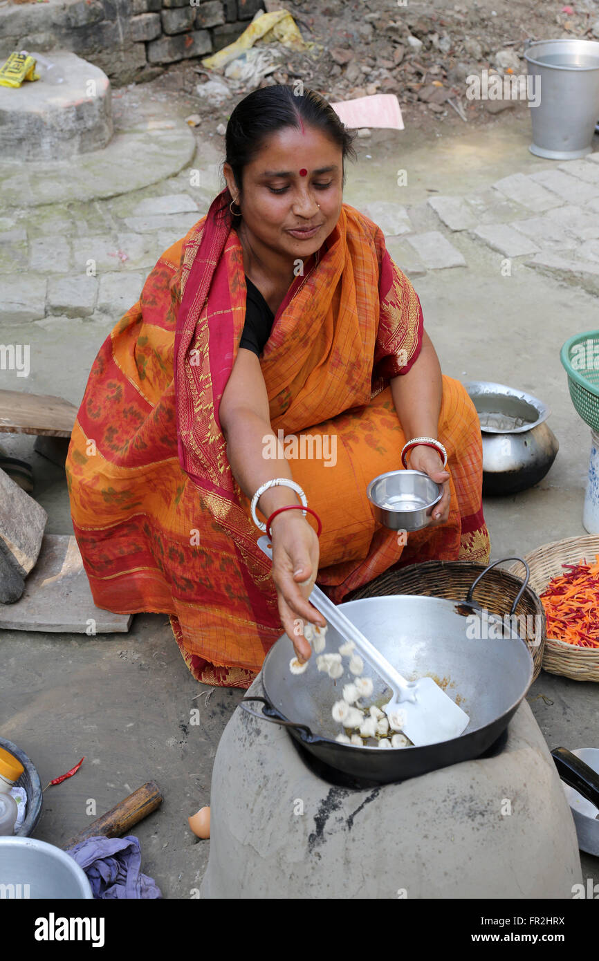 Traditionelle Art der Zubereitung von Essen am offenen Feuer in der alten Küche in einem Dorf, Kumrokhali, Westbengalen, Indien Stockfoto