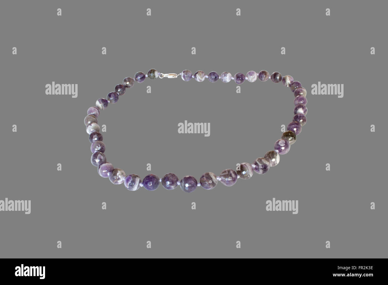 Kette aus Amethyst.  Auf grauem Hintergrund isolieren Stockfoto