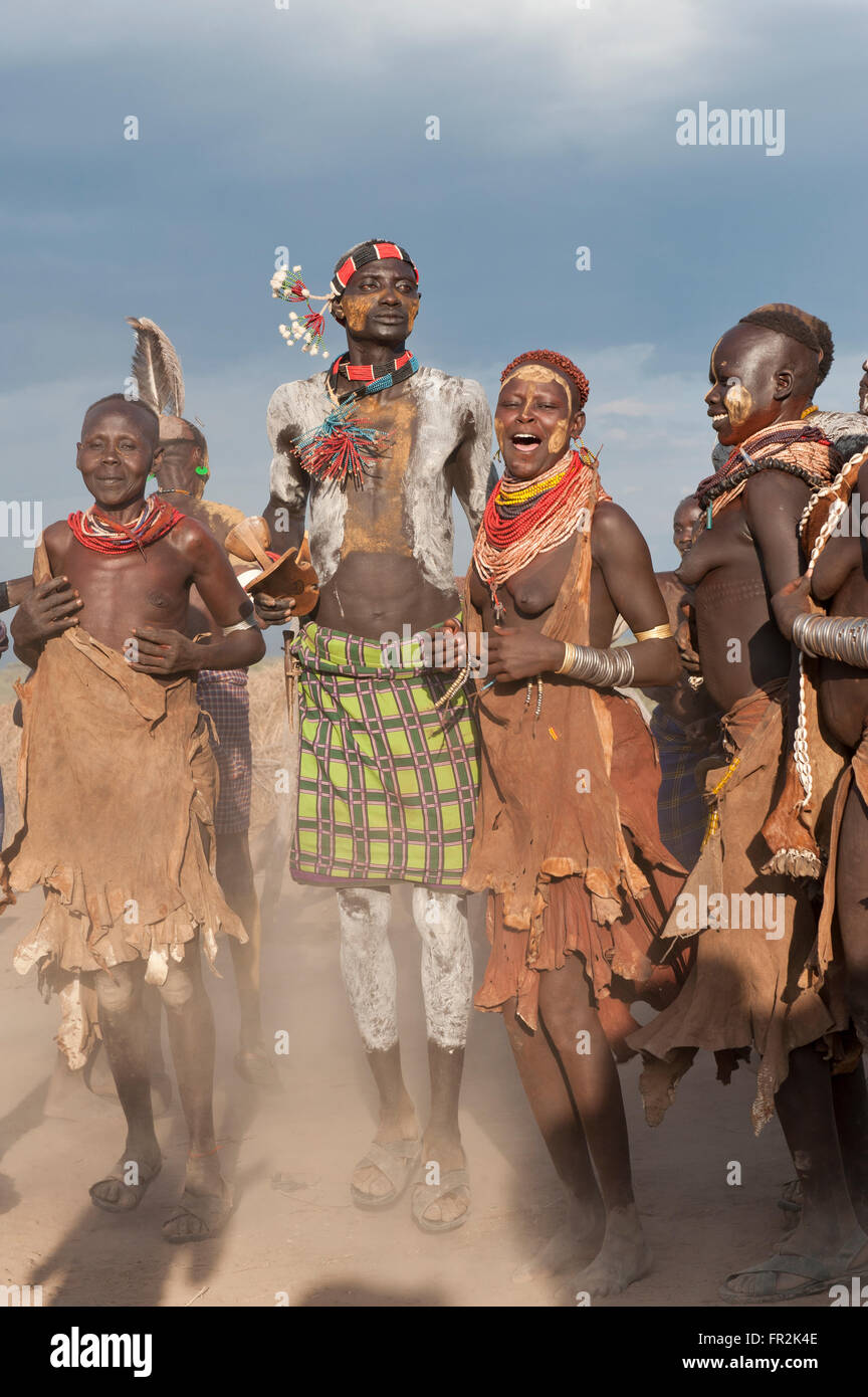 Karo Menschen mit Körper-Gemälde, die Teilnahme an einem Tribal dance Zeremonie, Omo-Tal, Südäthiopien Stockfoto