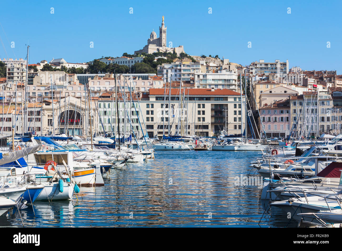 Marseille, Provence-Alpes-Côte d ' Azur, Frankreich.  Blick über Vieux-Port, den alten Hafen, Neo-byzantinischen Basilika aus dem 19. Jahrhundert Stockfoto