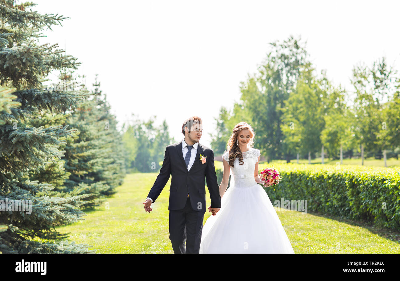 Romantische Hochzeitspaar Spaß zusammen im Freien in der Natur Stockfoto