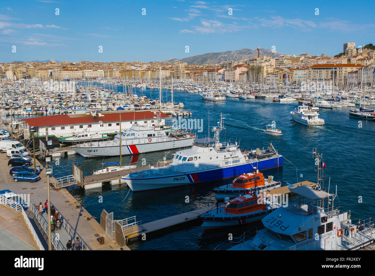 Marseille, Provence-Alpes-Côte d ' Azur, Frankreich.  Hohen Blick hinunter auf Vieux-Port, den alten Hafen und die Stadt. Stockfoto