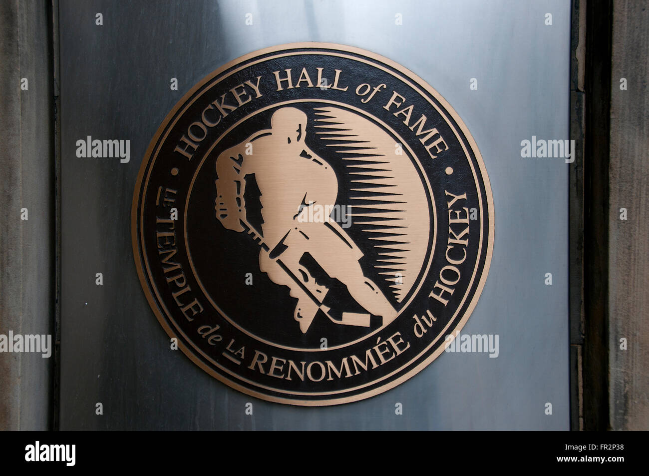 Hockey Hall Of Fame-Logo in die Wand des Gebäudes an der Front Street eingebaut Stockfoto