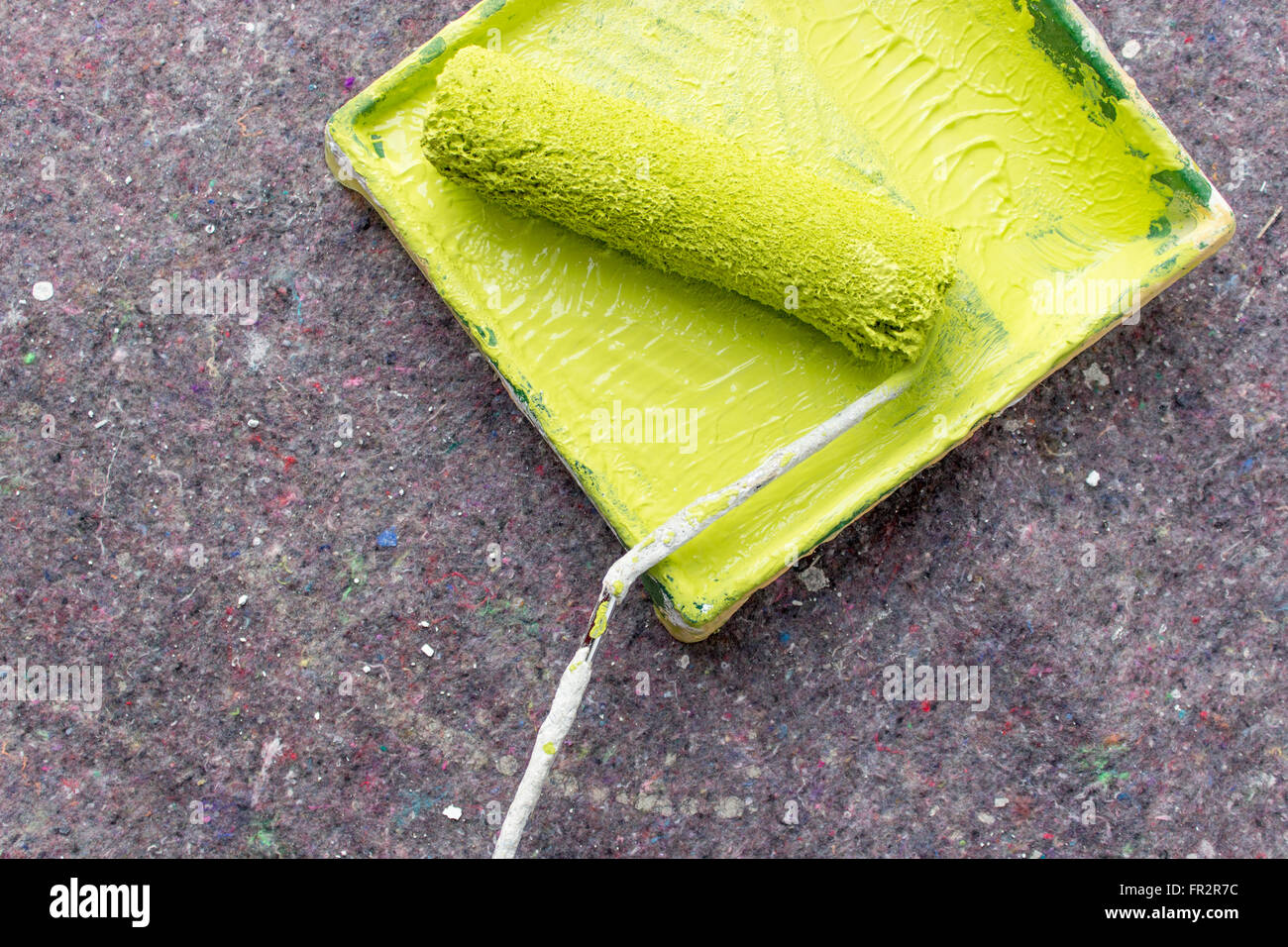 Malen Sie Walze und Farbwanne mit hellgrüner Farbe Stockfoto