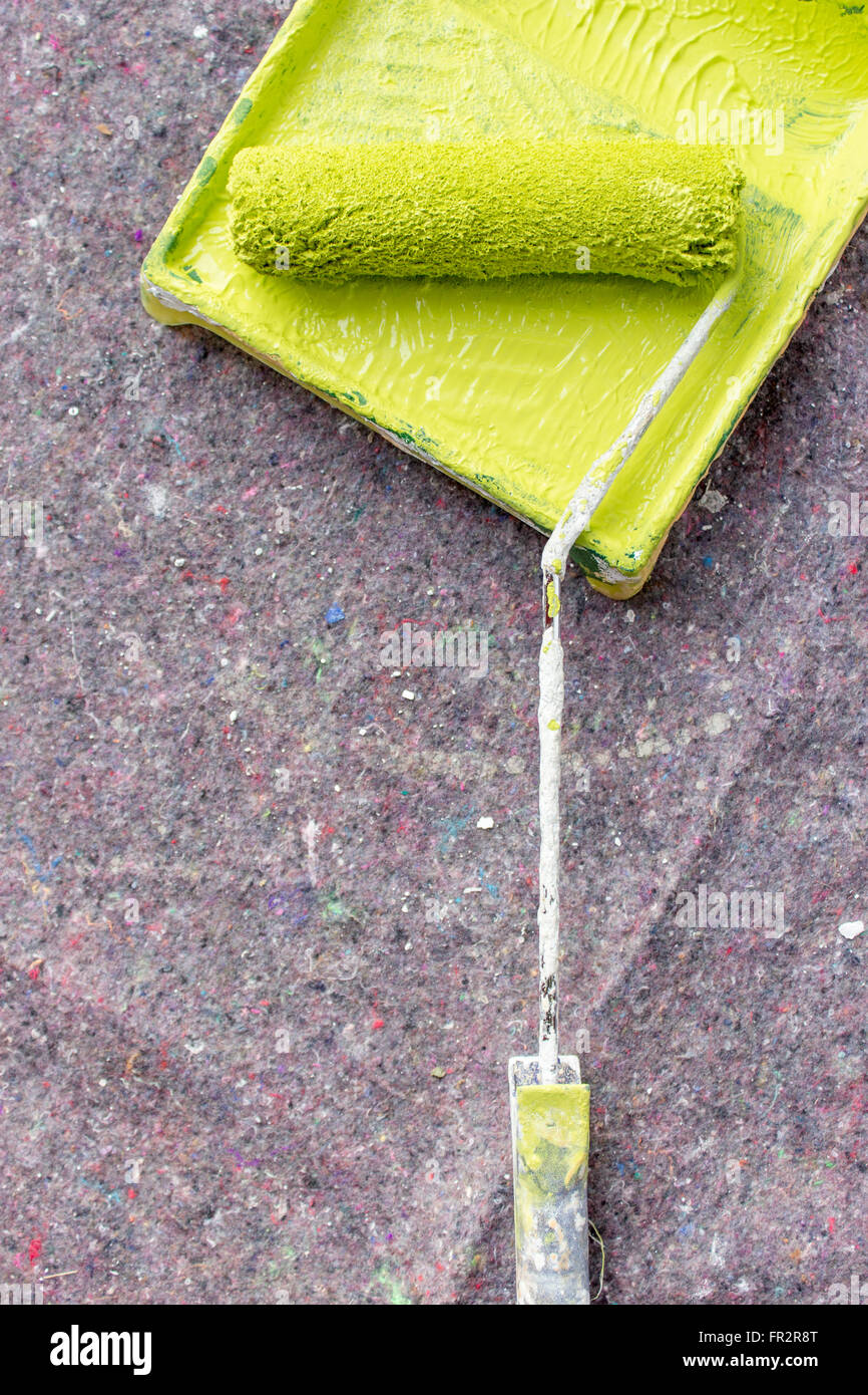 Malen Sie Walze und Farbwanne mit hellgrüner Farbe Stockfoto