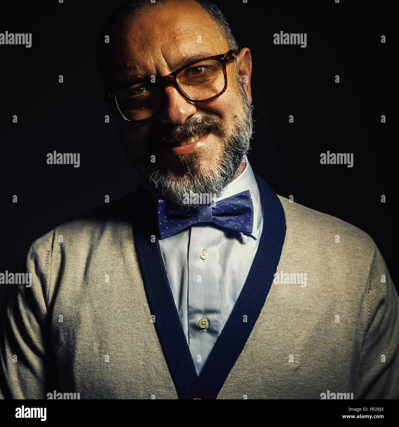 Porträt eines mittleren Alters, klassischen Look, eine Brille und lächelt. Stockfoto