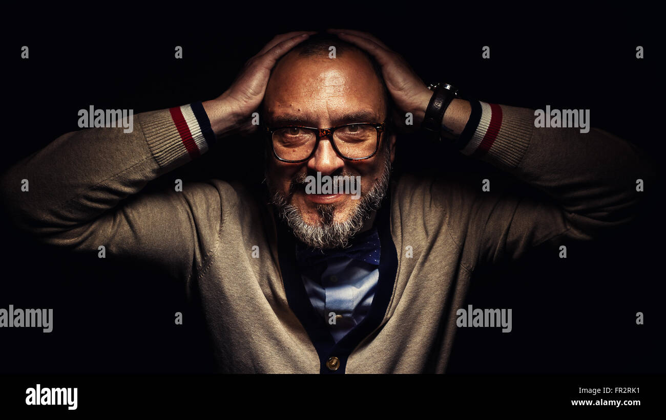 Eine Person mit Brille in klassischer Kleidung auszudrücken sein Fazit. Stockfoto