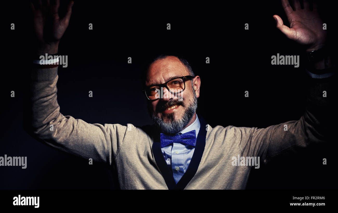 Eine Person mit Brille in klassischer Kleidung auszudrücken sein Fazit. Stockfoto
