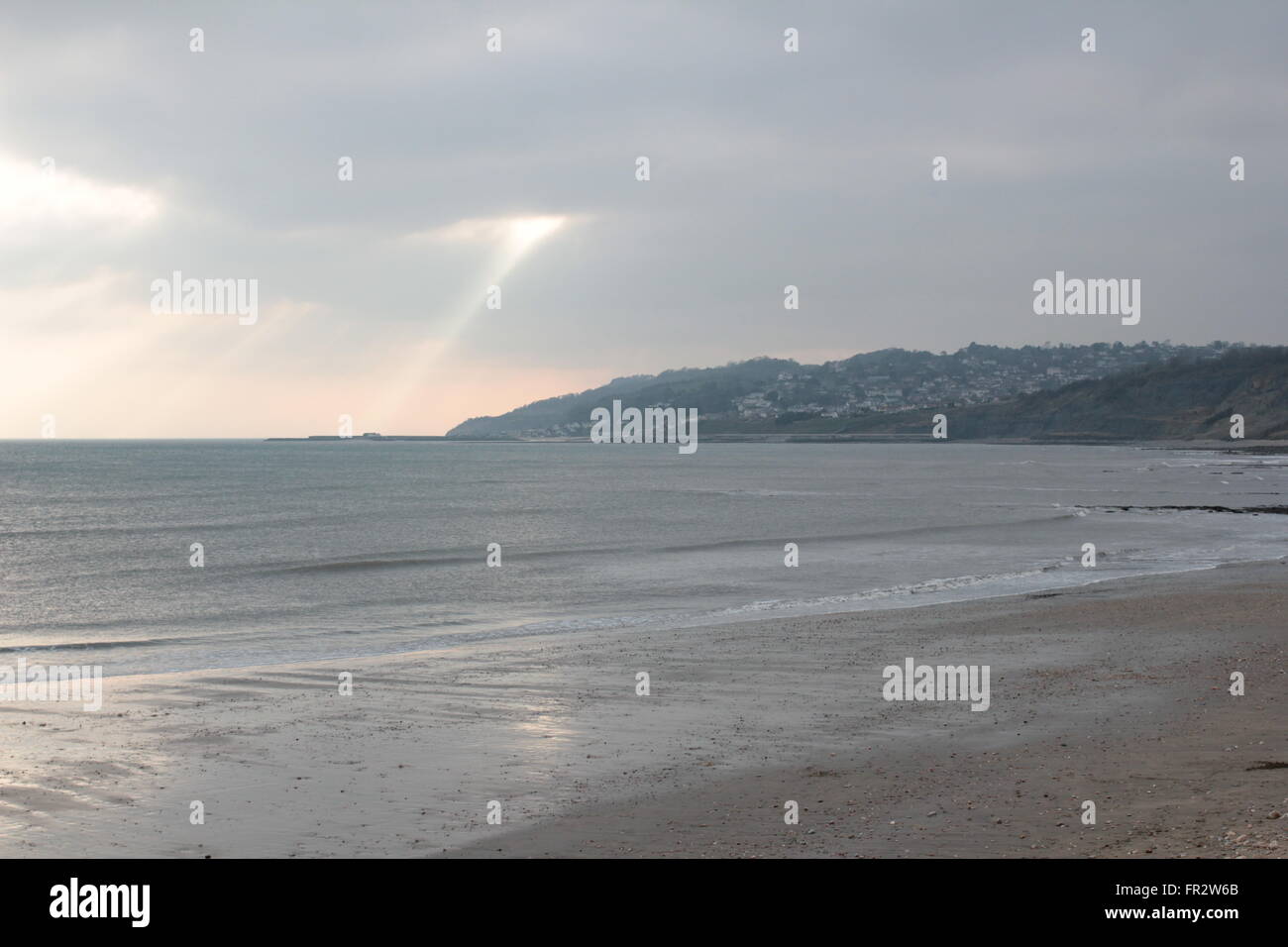 Küste, Meer und Land mit Sonnenstrahl Stockfoto