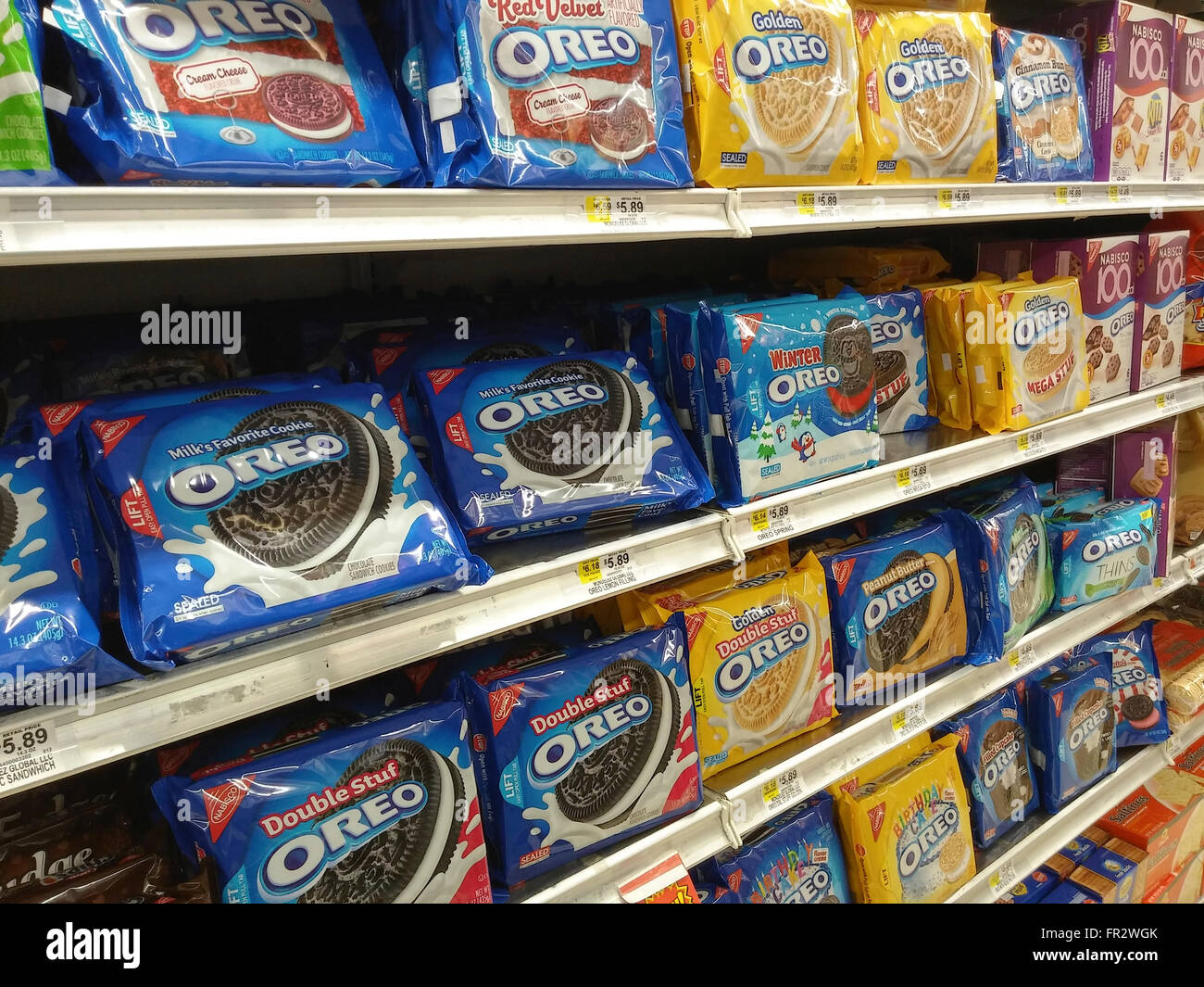 Boxen Nabisco Oreo Cookies in mehreren leckeren Geschmacksrichtungen auf einem Supermarktregal am Dienstag, 15. März 2016 in New York. Das Unternehmen hat die Ante für Cookie-Liebhaber von coming out mit mehreren Geschmacksrichtungen der Milch und Cookie Klammer steigerte. (© Richard B. Levine) Stockfoto