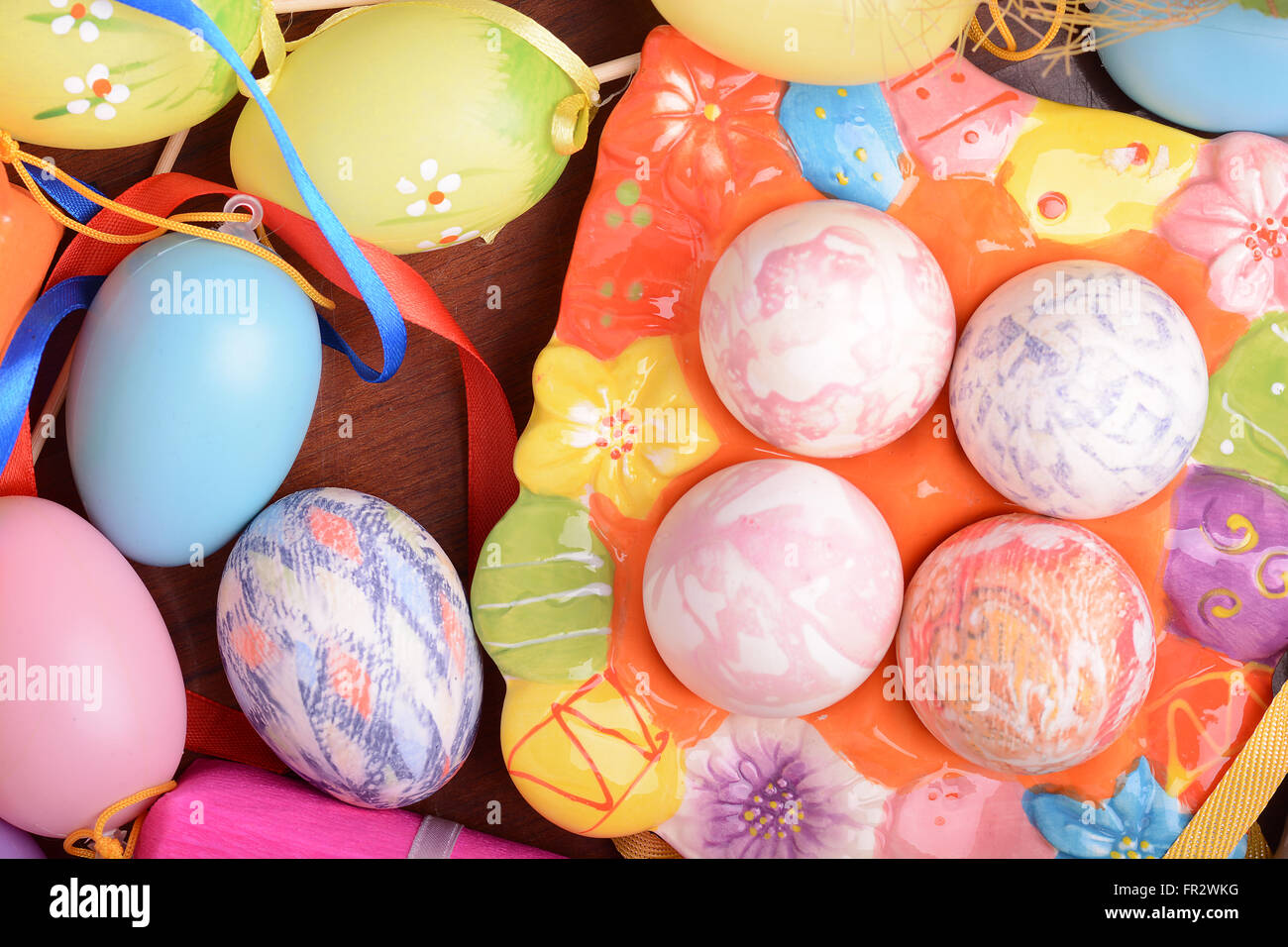 Ostern-Hintergrund mit Eiern, Bändern und Frühlingsdekoration Stockfoto