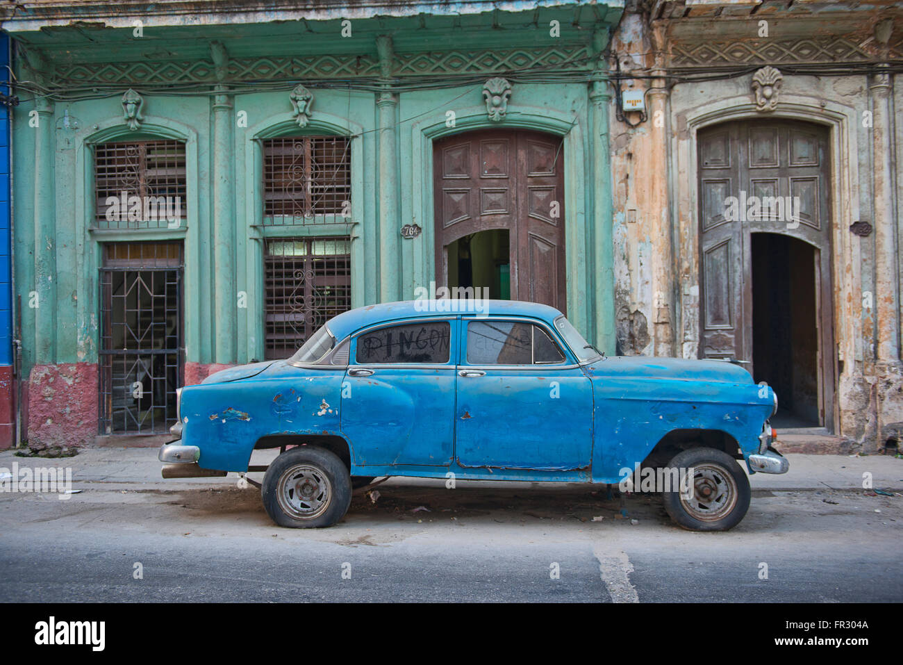 Ein Oldtimer einige reparaturbedürftige auf den Straßen von Alt-Havanna, Kuba. Stockfoto