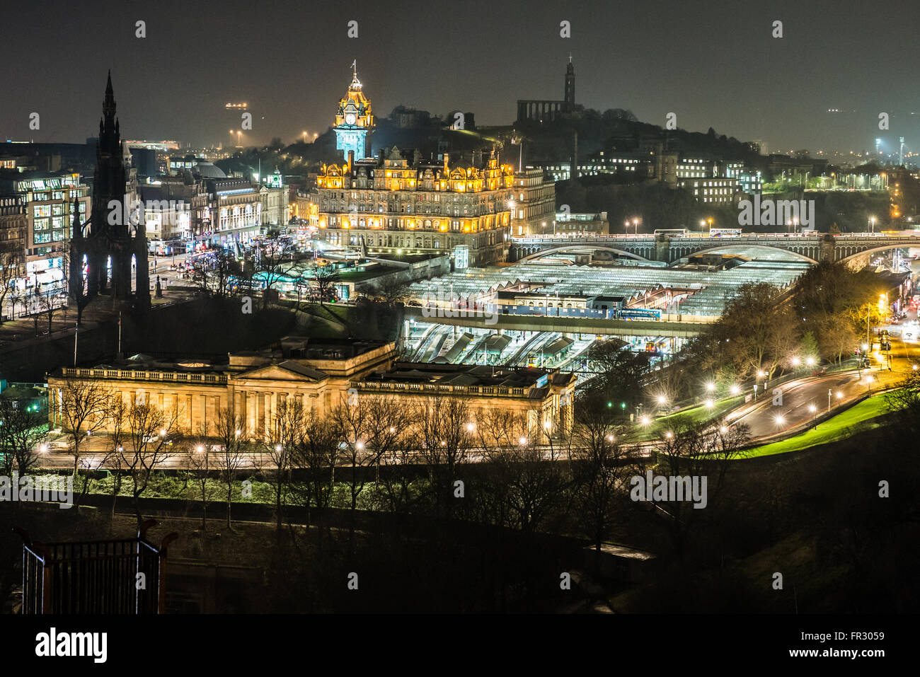Luftbild vom Edinburgh Castle, Edinburgh, Schottland im Königreich. National Gallery of Scotland und Waverley Bahnhof auf Foto Stockfoto