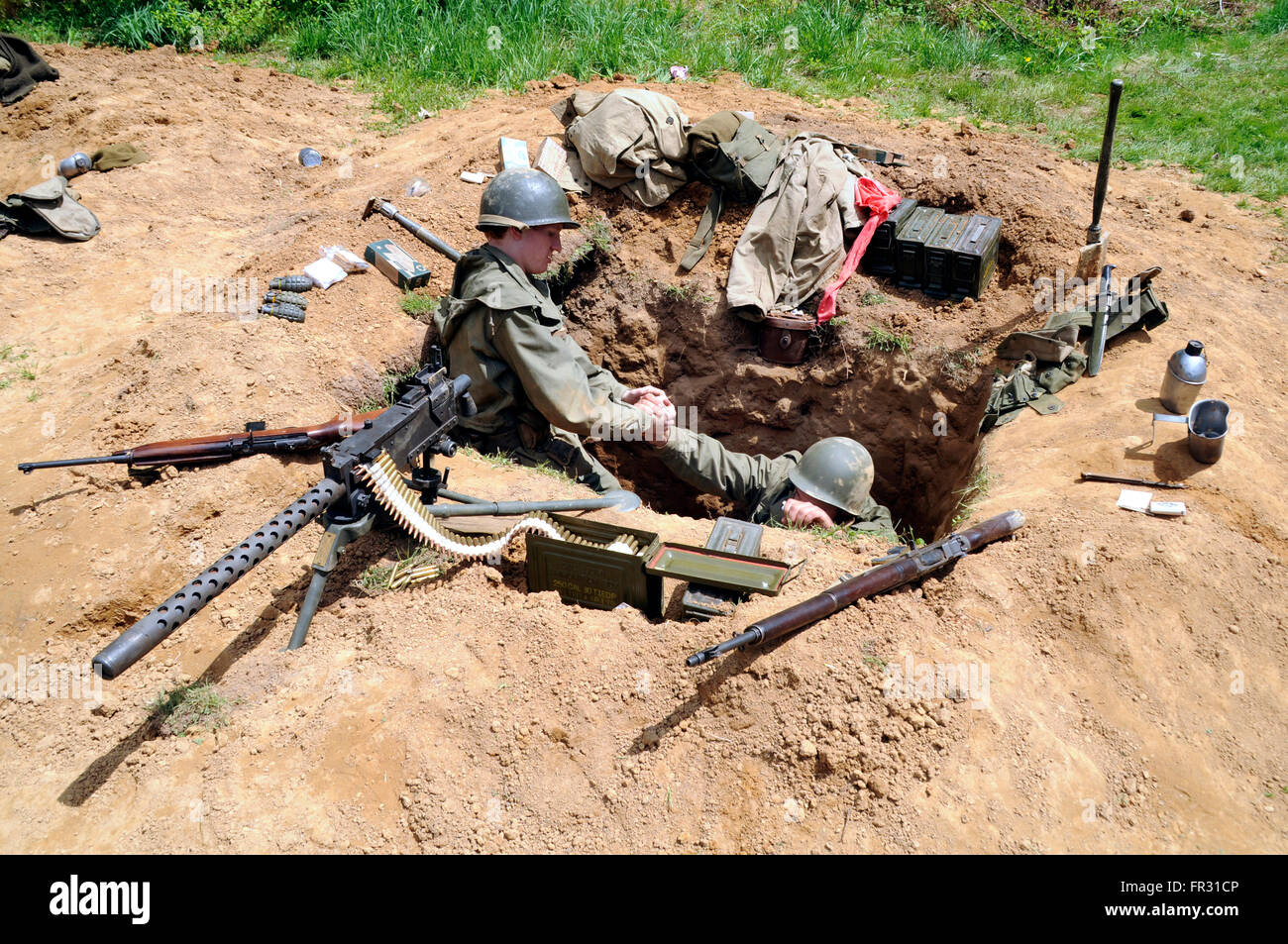 US-Soldaten im Scharfschützennest während eine Nachstellung des zweiten Weltkriegs Stockfoto