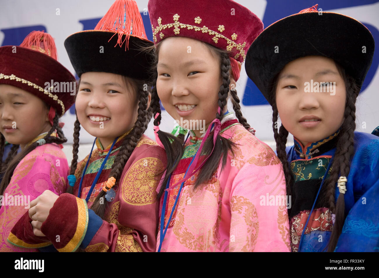 Mehr als 5.000 Mongolen anzeigen Trachtenmode von 20 unterschiedlichen ethnischen Gruppen des Landes beim Nadaam Festival, Ulaan Baatar Stockfoto