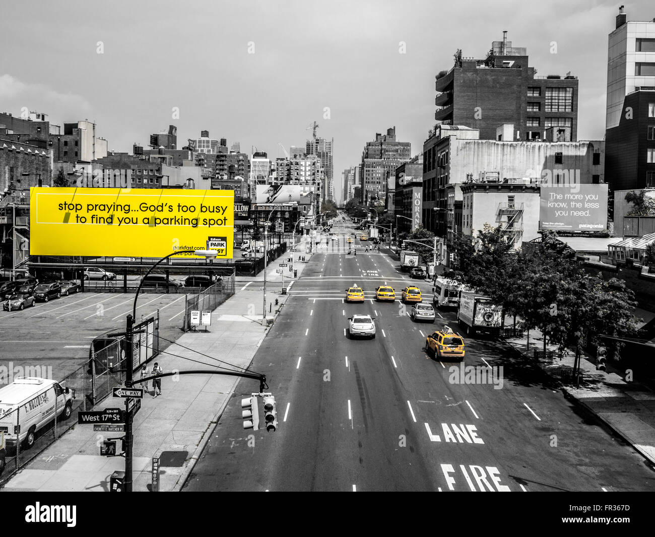 Plakat-Schild an der 10th Avenue, New York City, USA: aufhören zu beten... Gott ist zu beschäftigt, um einen Parkplatz zu finden Stockfoto