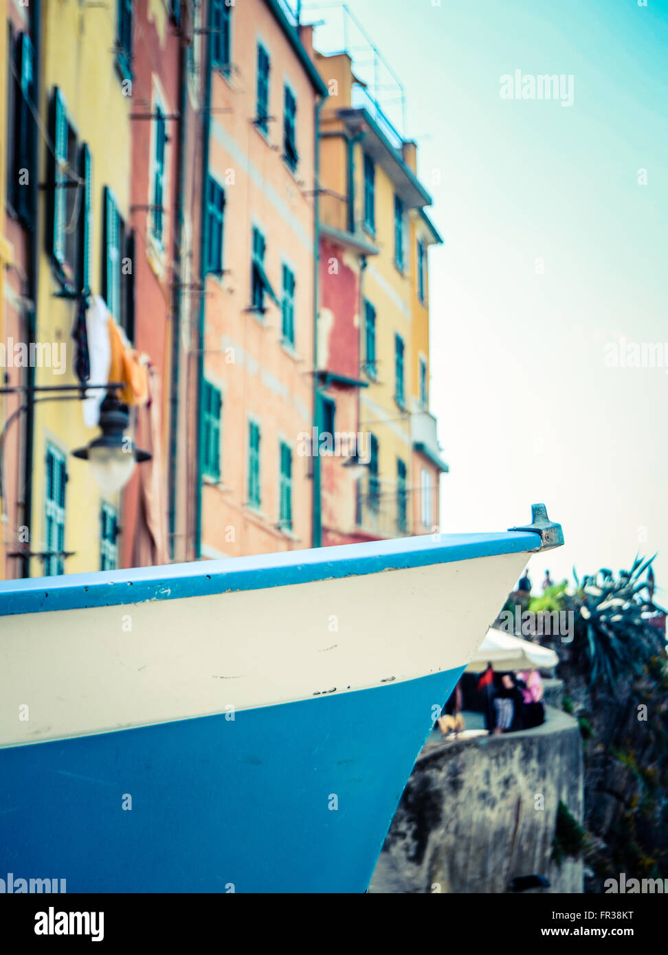 Reisen Sie Detail eines Bootes gegen historische Gebäude im italienischen Dorf Stockfoto