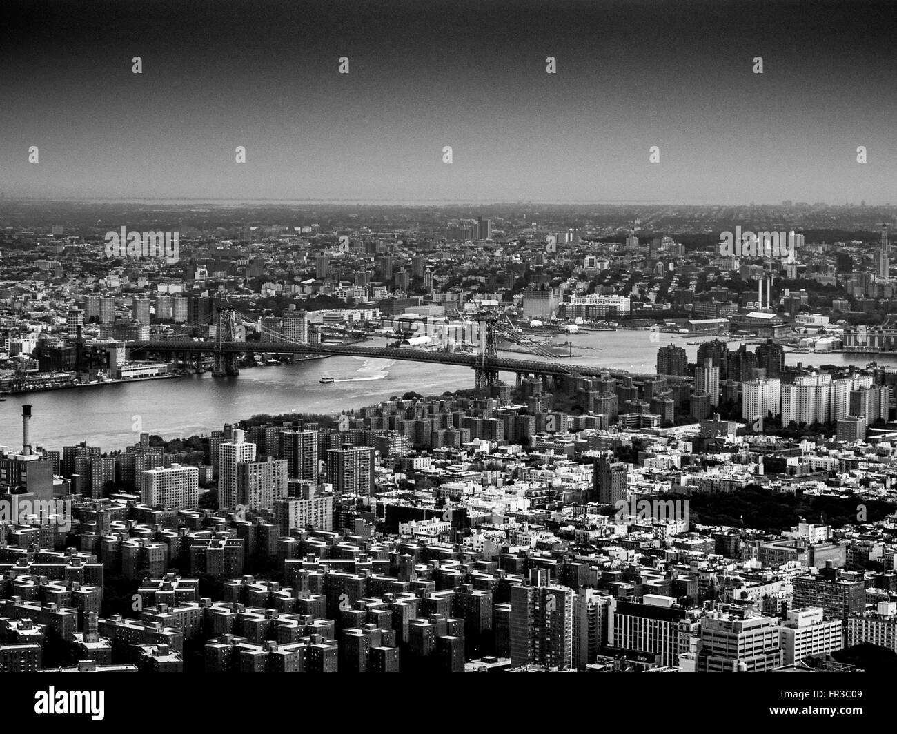 Die Williamsburg Bridge über den East River gesehen vom Empire State Building, New York City, USA. Stockfoto