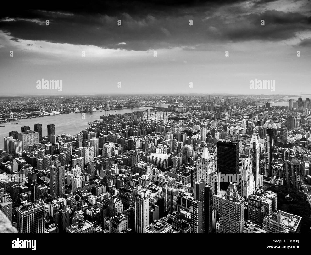 Blick vom Empire State Building zeigt New York Life Building und East River in New York City, USA Stockfoto