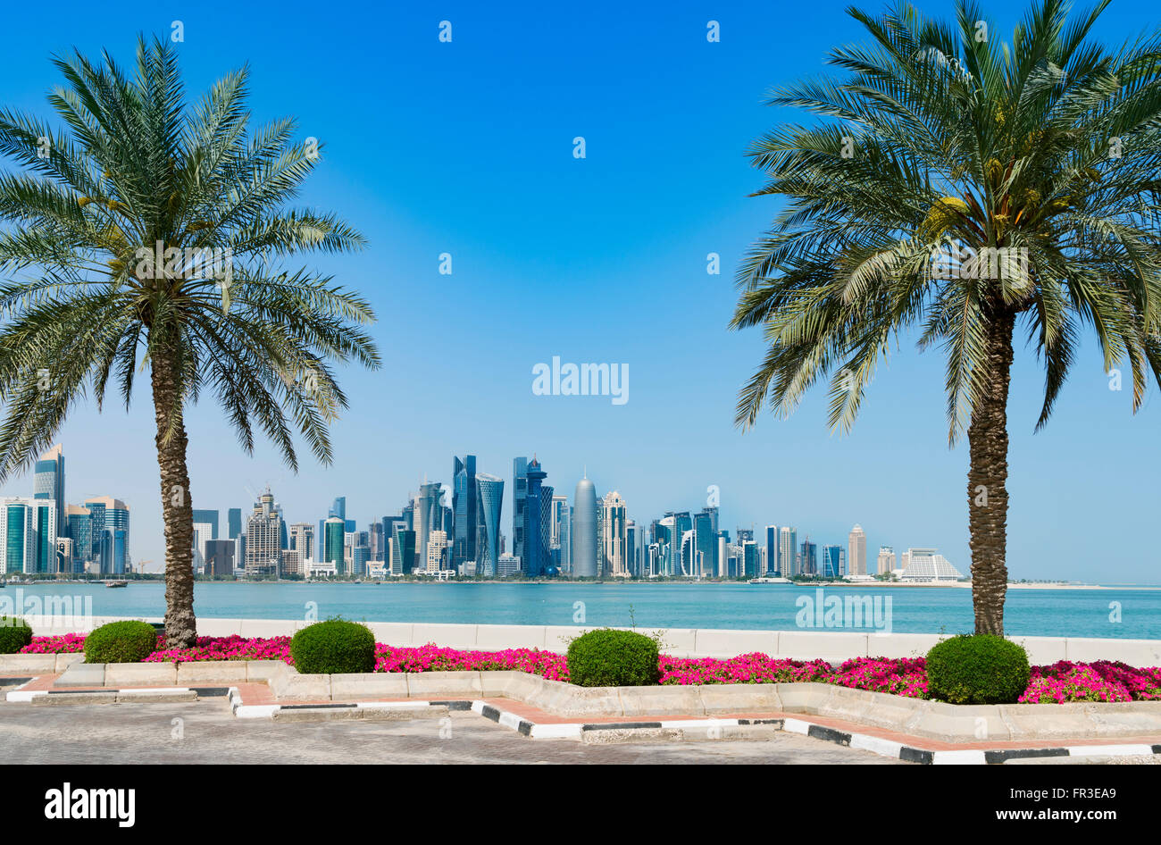 Blick entlang der Uferpromenade Corniche in Richtung moderne Bürotürme in West Bay Finanz- und Geschäftsviertel in Doha Katar Stockfoto
