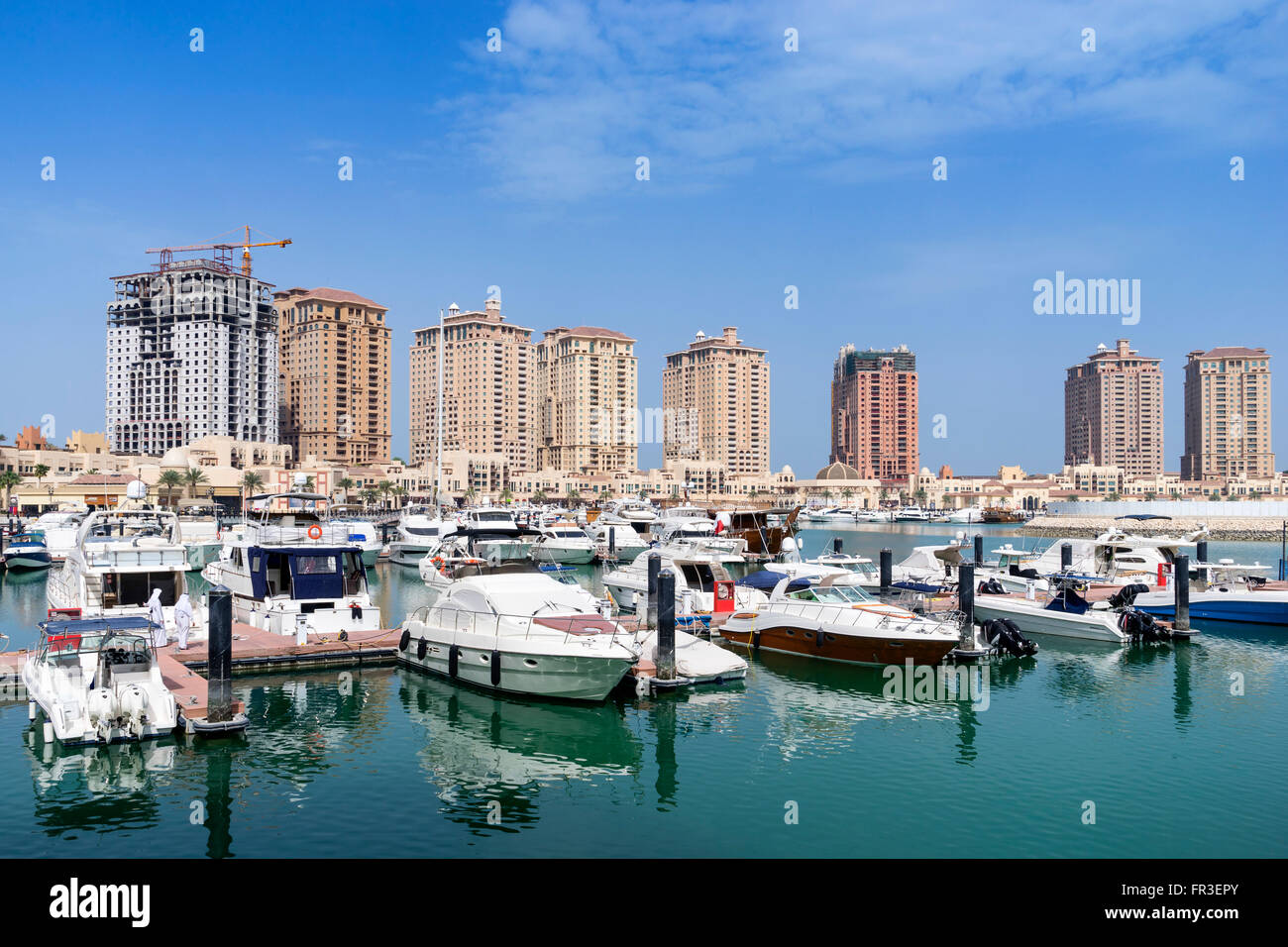 Blick auf Jachthafen und Mehrfamilienhäuser im The Pearl Luxus Wohnimmobilien Neuentwicklung in Doha Katar Stockfoto