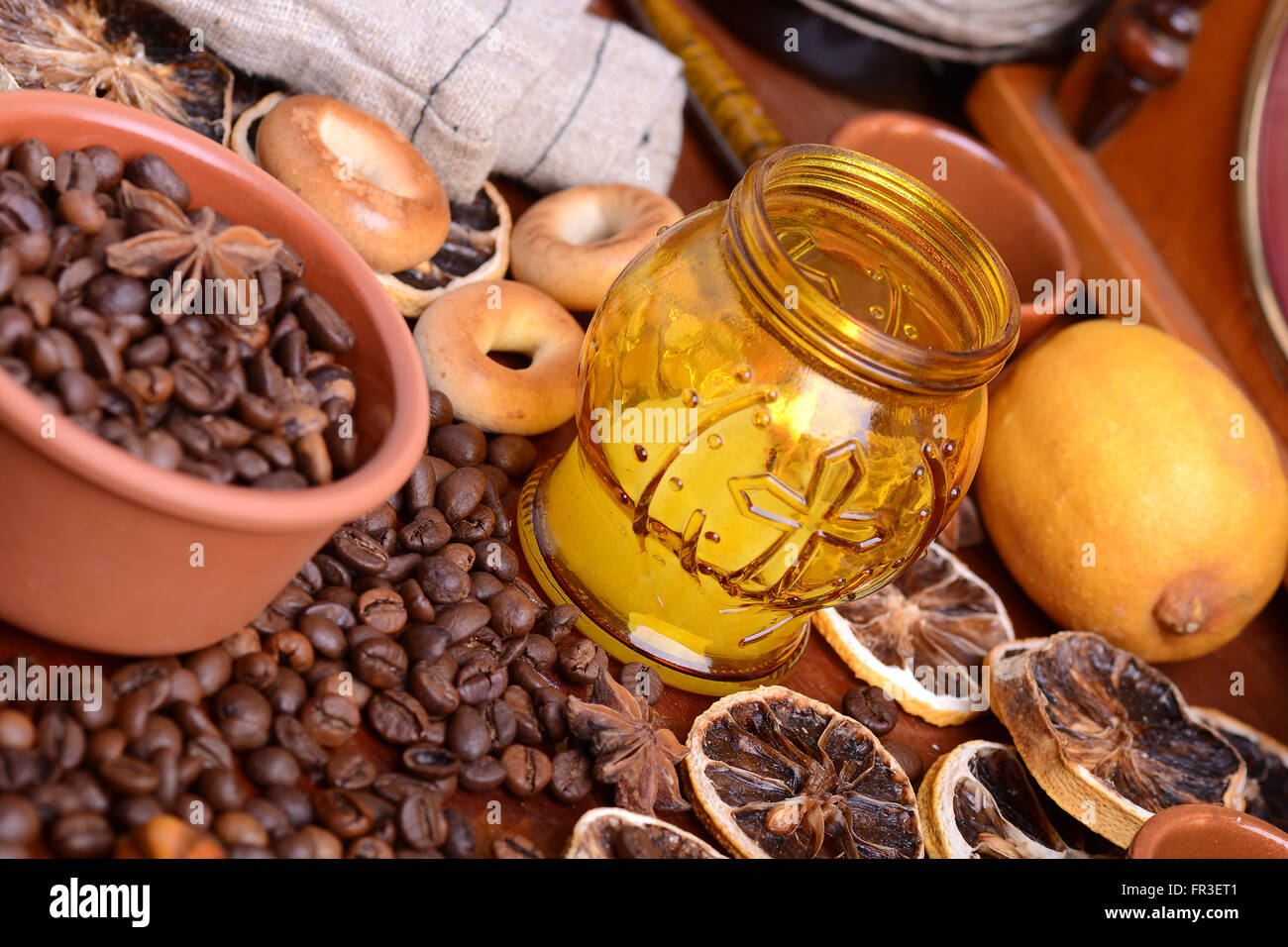 Kaffeebohnen und Kerze Zitrone auf alten Vintage-Hintergrund Stockfoto