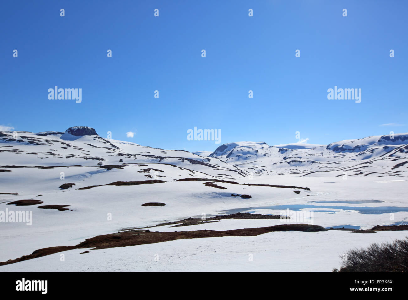 Frühlingstal Landschaft mit Bergen und schmelzendem Schnee, Norwegen Stockfoto