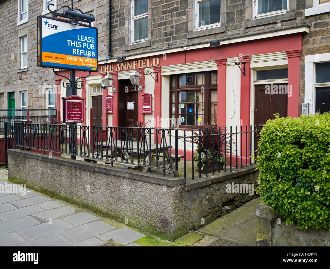 "Diese Kneipe pachten" Zeichen außerhalb einer Gastwirtschaft in Edinburgh. Stockfoto