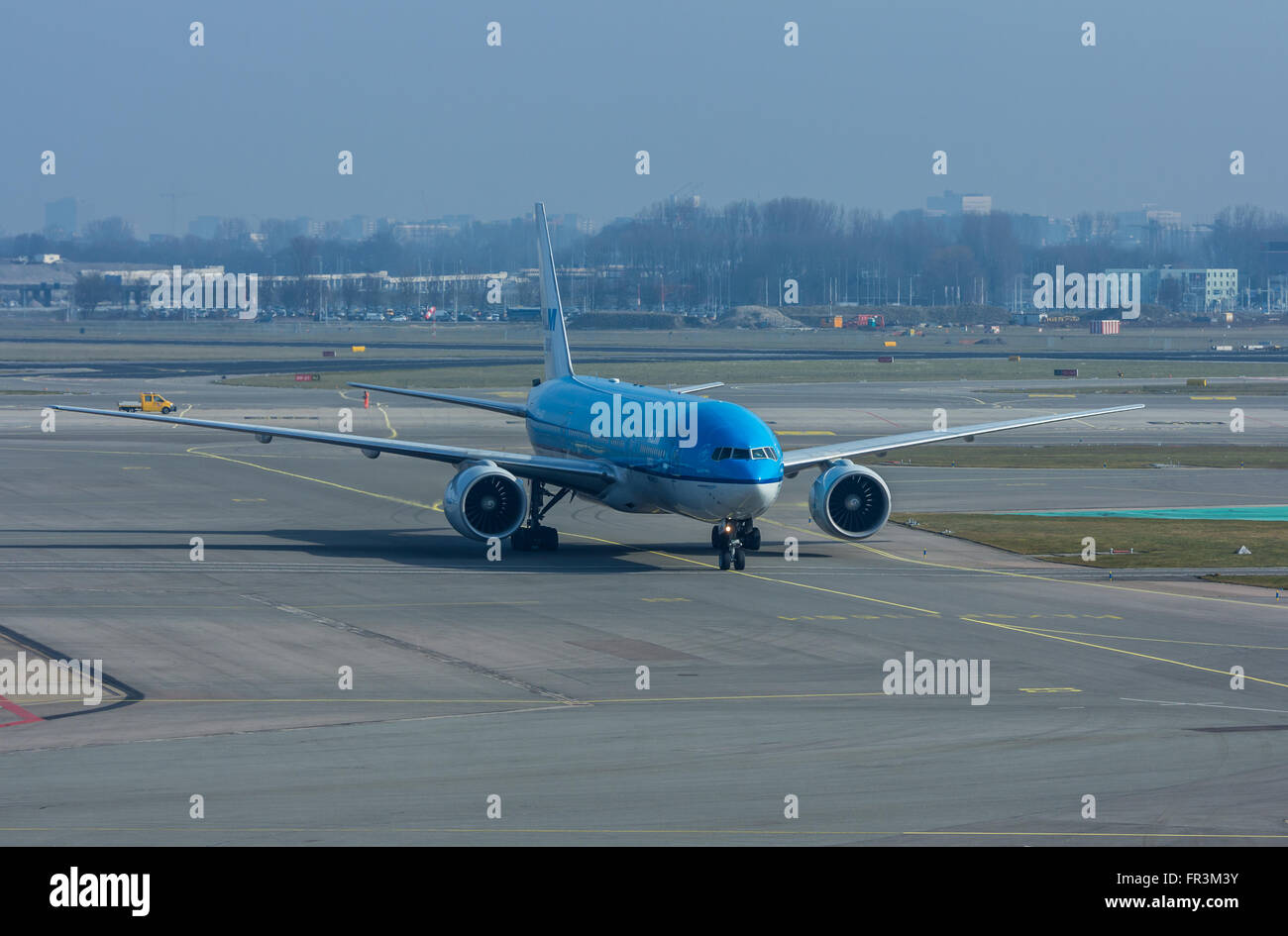 Flughafen Schiphol, Nord-Holland/Niederlande - 10. März 2016: KLM Flugzeug auf der Startbahn Stockfoto