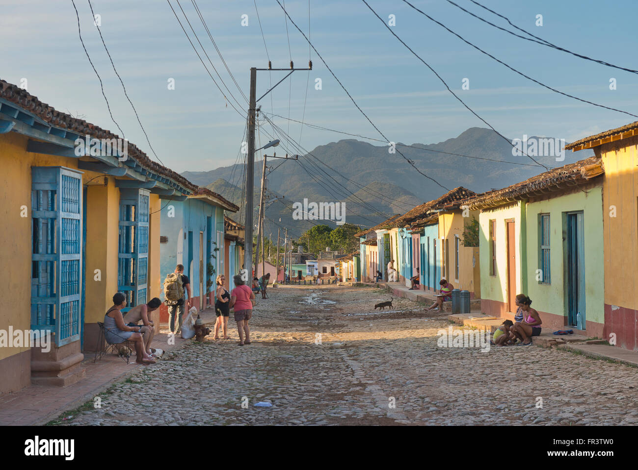 Eine Straße am Rande der alten Kolonialstadt von Trinidad, Kuba mit der Sierra de Sancti Spíritus Bergen im Hintergrund. Stockfoto