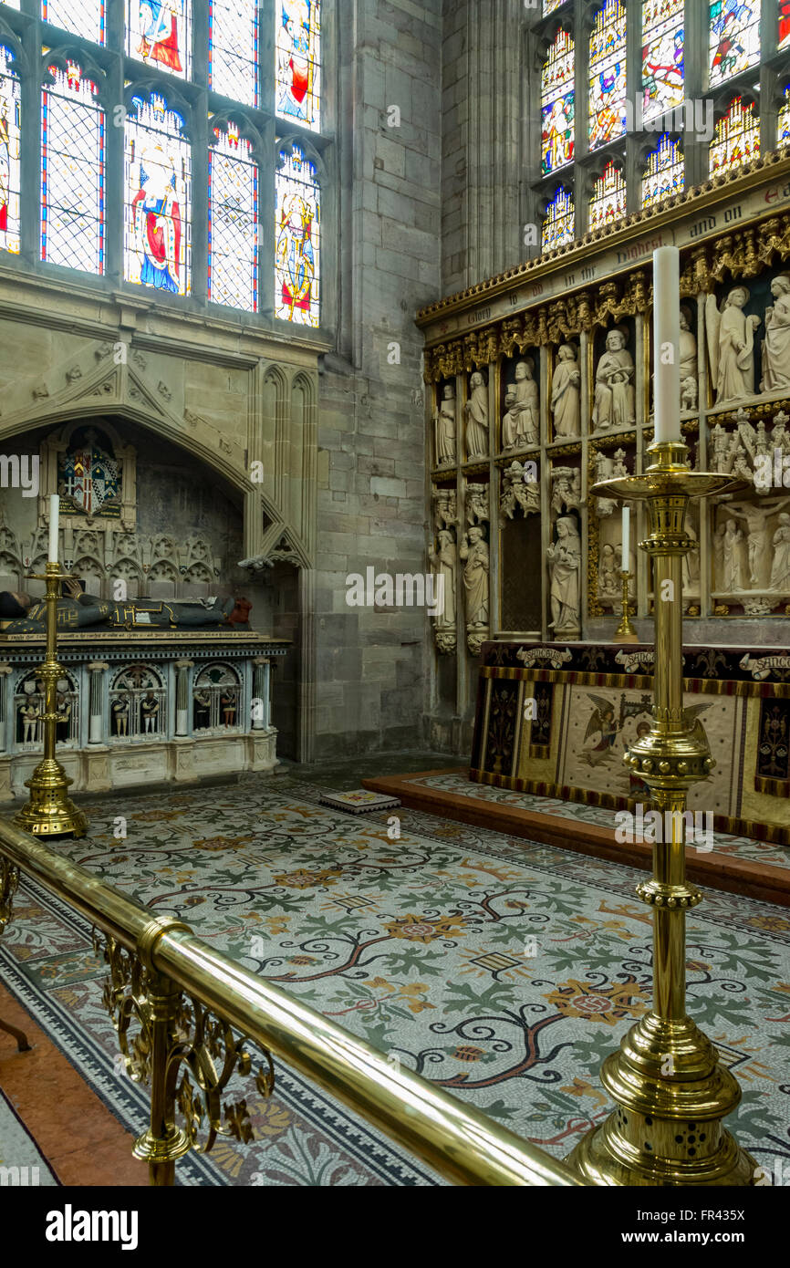 Das Presbyterium mit dem 19. Jahrhundert Retabel auf der rechten Seite, in der Pfarrei St. Laurentius Kirche, Ludlow, Shropshire, England, UK Stockfoto