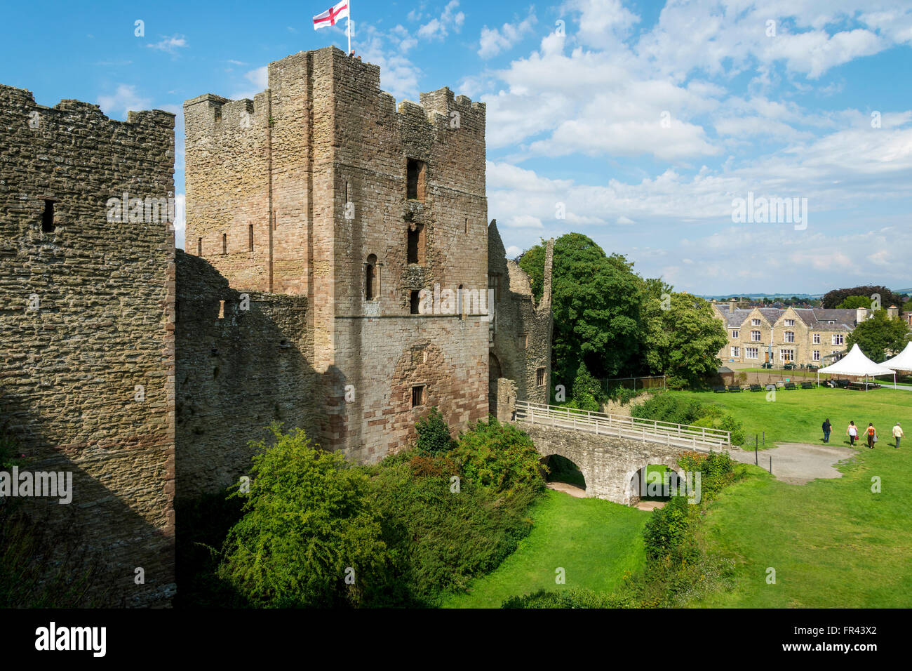 Der große Turm, Graben und dem Eingang zur Kernburg, Ludlow Castle, Shropshire, England, UK Stockfoto