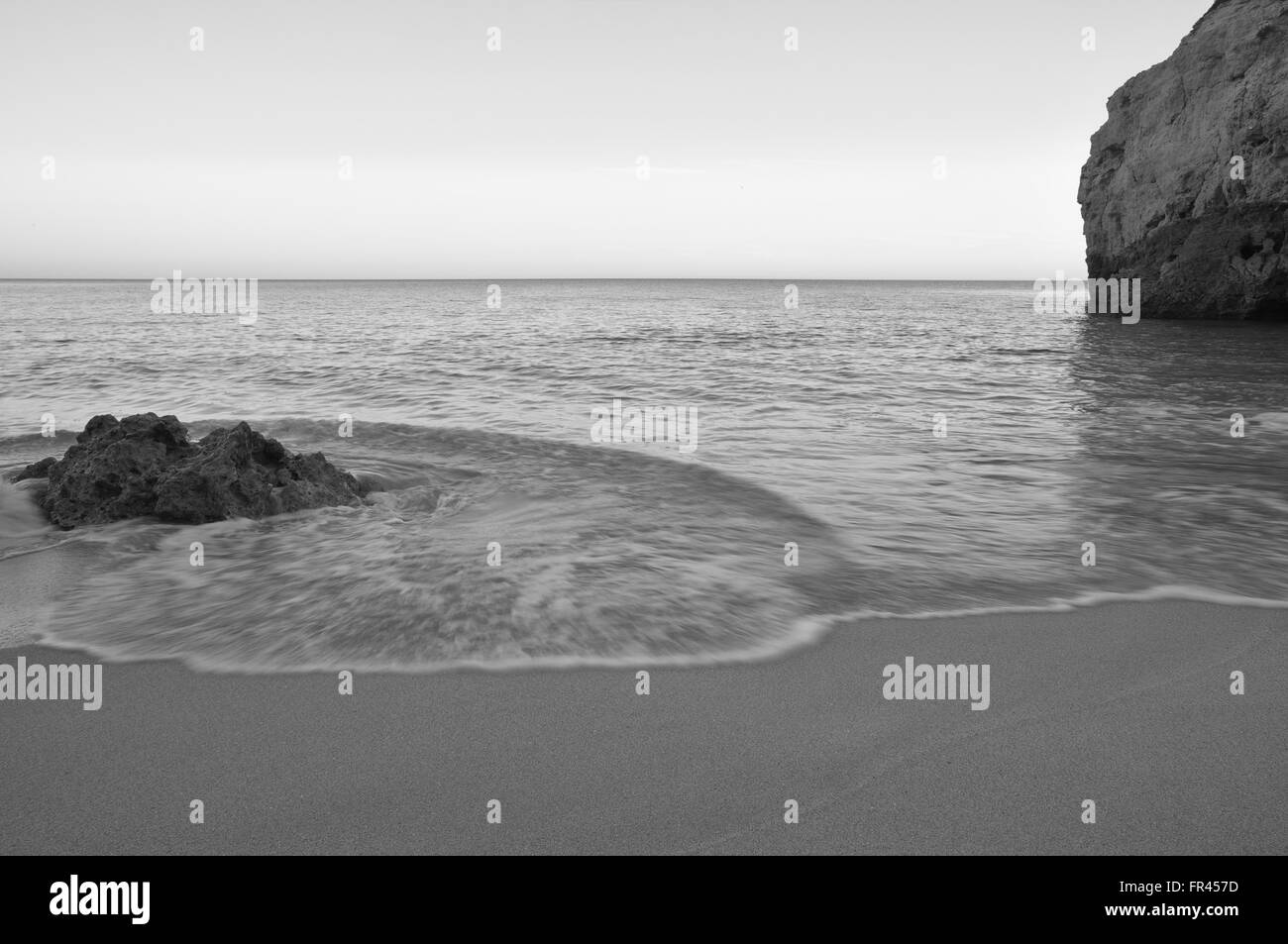 Strand-Szene während der Dämmerung in Albandeira. Lagoa, Algarve, Portugal Stockfoto