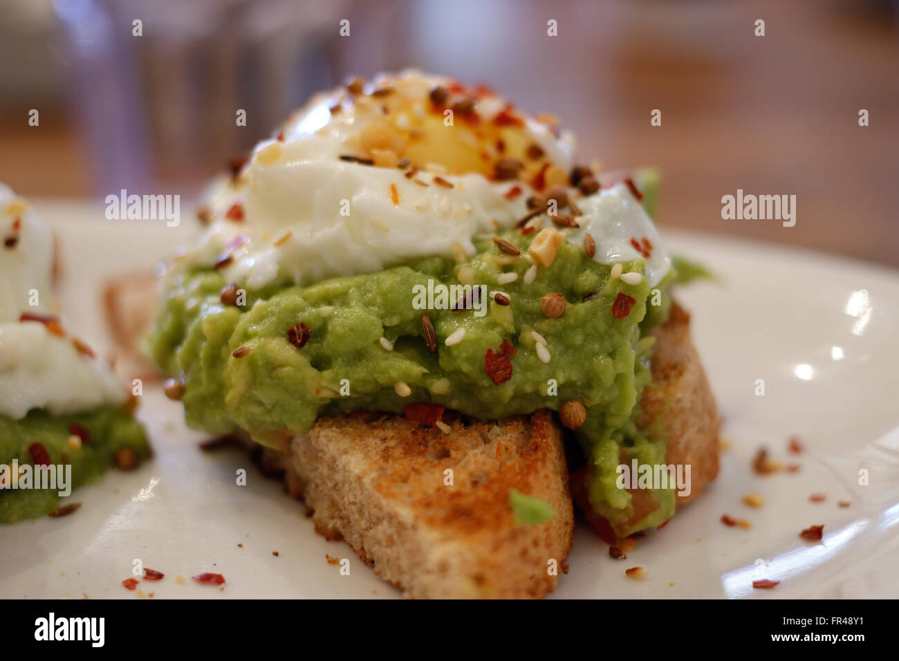 Essen: Avocado-toast mit Eiern und Chili. Stockfoto